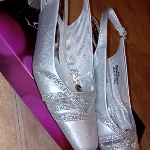 Silver Heels - Picture 3 of 4